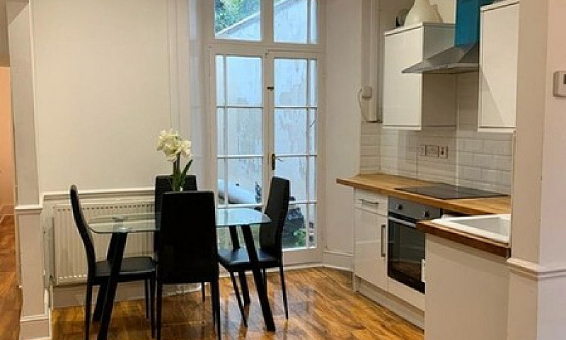 2 Bedroom Flat In Ca...
