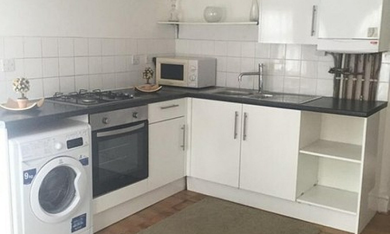 4 Bedroom Flat In Il...