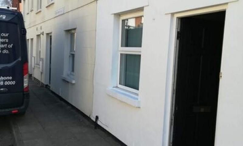 2 Bedroom House In H...
