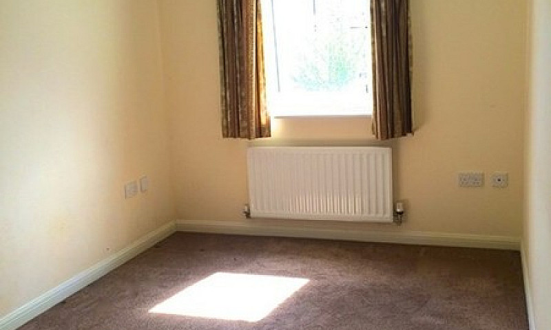 2 Bedroom Flat In Bu...