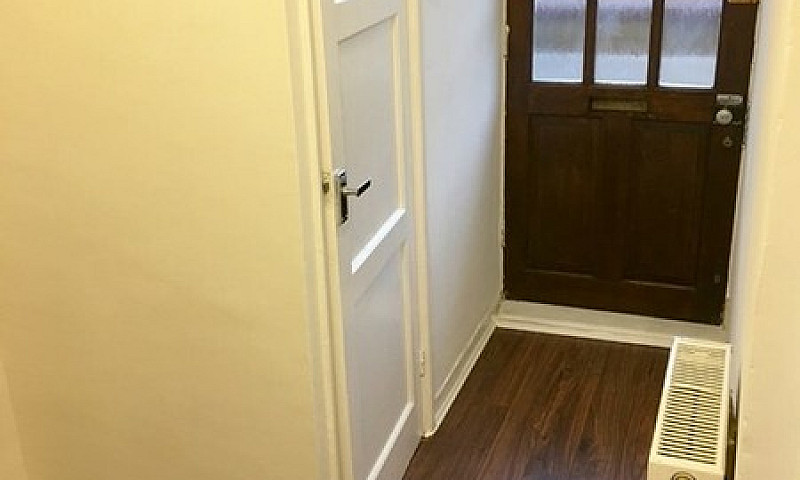 1 Bedroom In Colling...
