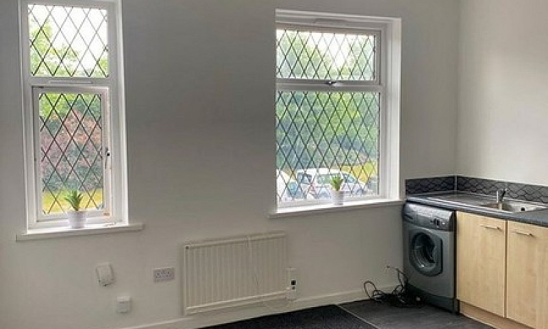 2 Bedroom Flat In Wh...