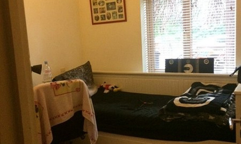 2 Bedroom Flat In Gr...