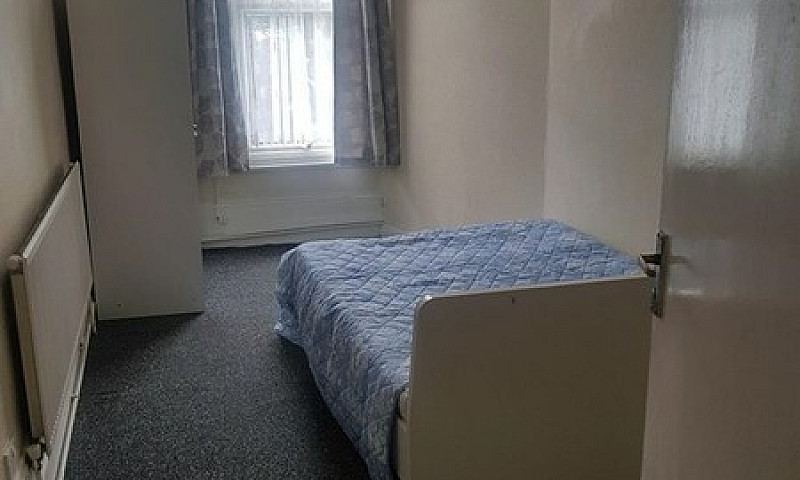 3 Bedroom Flat In Cr...