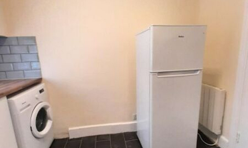 2 Bedroom Flat In Gi...