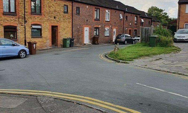 3 Bedroom House In T...
