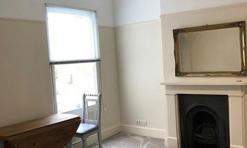 2 Bedroom Flat In Me...