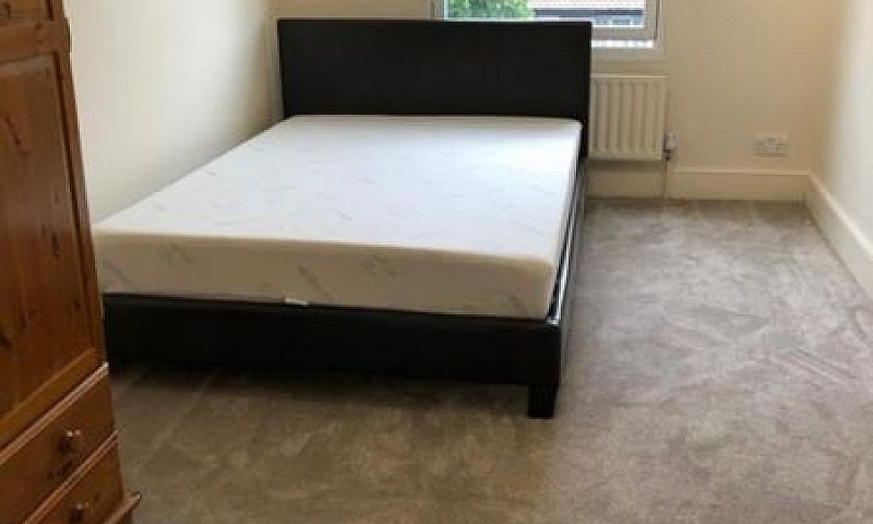 2 Bedroom Flat In Me...