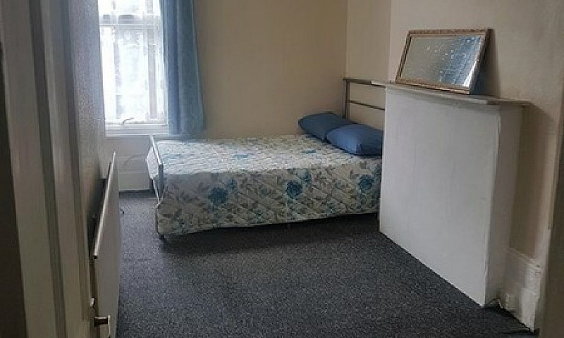 3 Bedroom Flat In Cr...