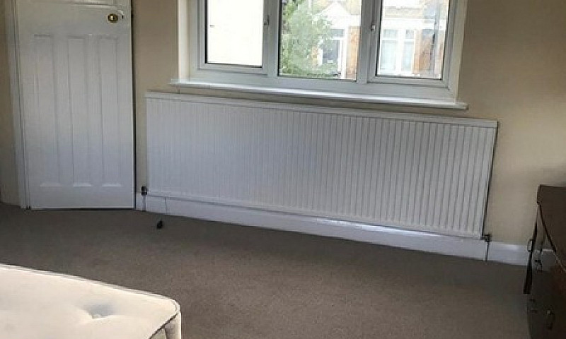 2 Bedroom Flat In Lo...