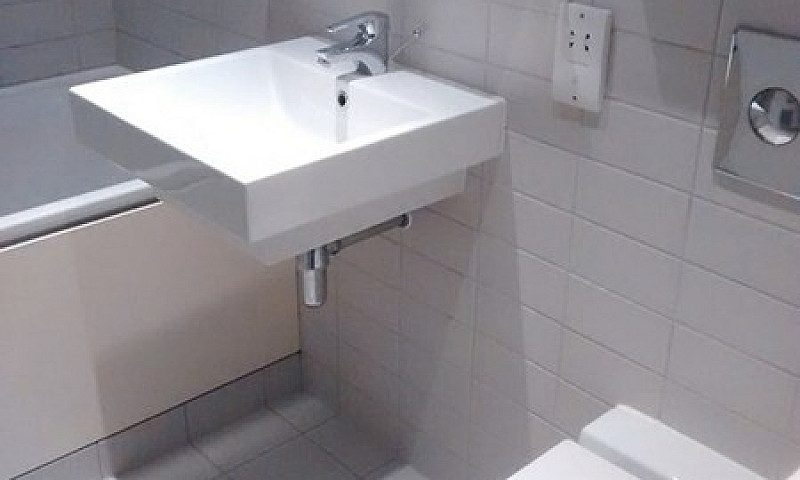 2 Bedroom Flat In He...
