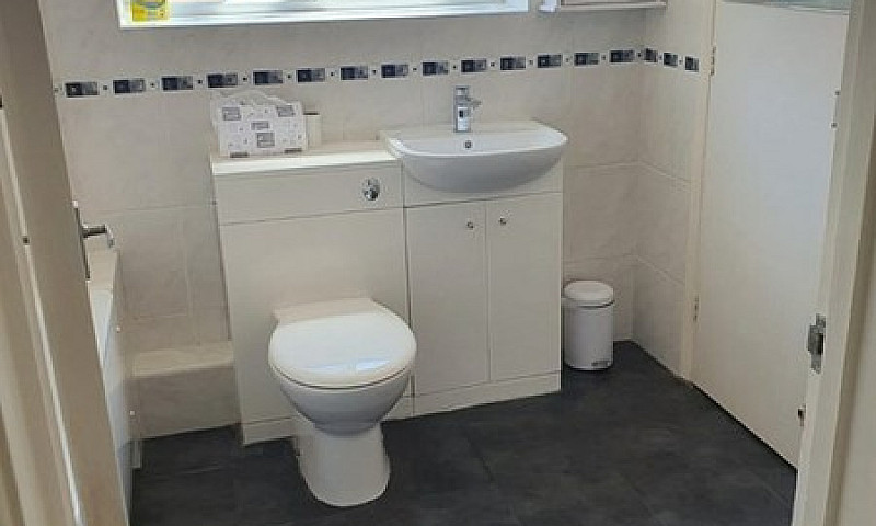 2 Bedroom Flat In Wh...
