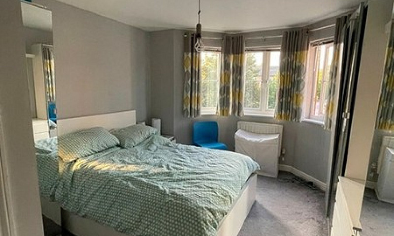 2 Bedroom Flat In To...