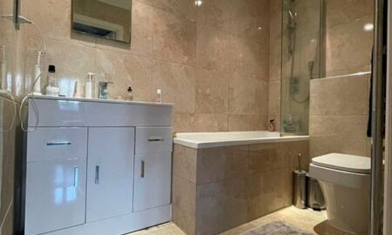 2 Bedroom Flat In To...