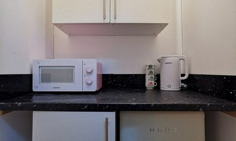 Studio Flat In Suite...