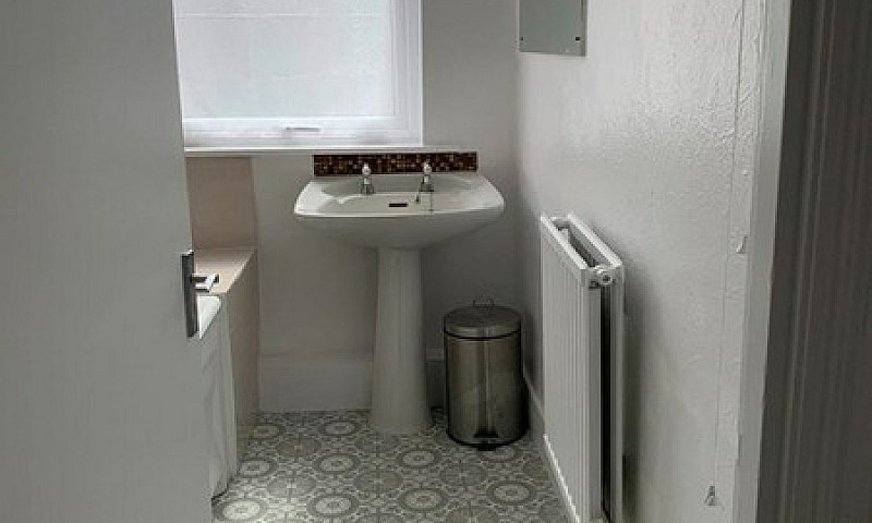 5 Bedroom House In S...