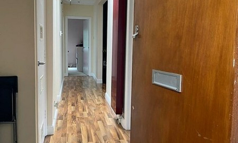 2 Bedroom Flat In Su...