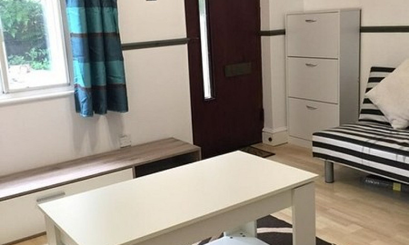 1 Bedroom Flat In Bu...