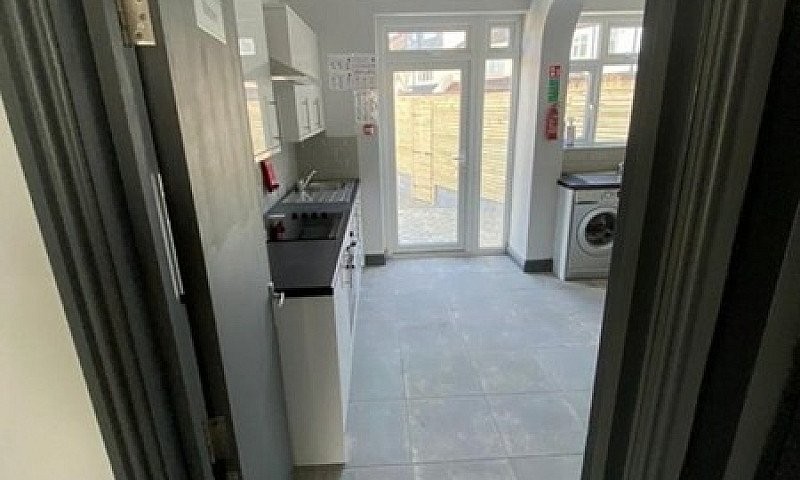 1 Bedroom In Munster...