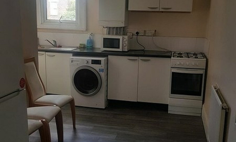3 Bedroom Flat In Cr...