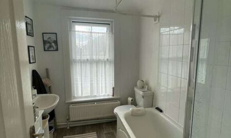 2 Bedroom House In G...
