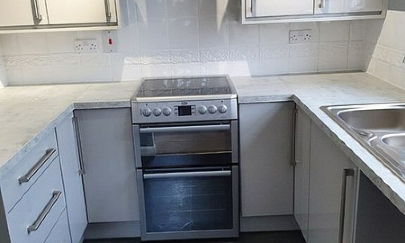 2 Bedroom Flat In Ha...