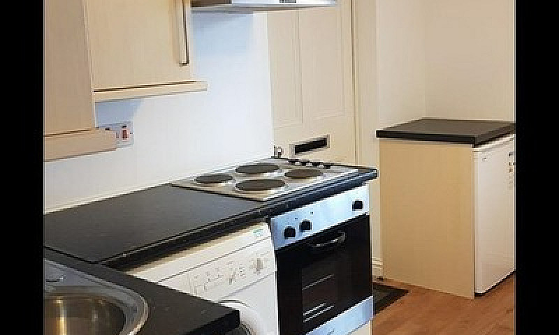 1 Bedroom Flat In Lo...
