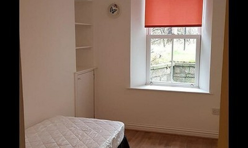 1 Bedroom Flat In Lo...