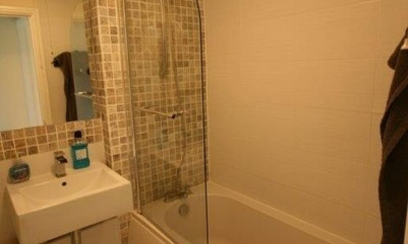 2 Bedroom Flat In As...