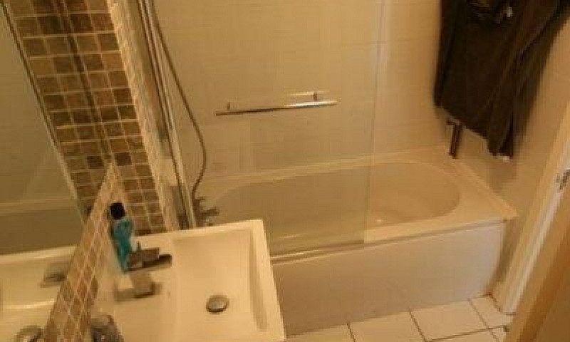 2 Bedroom Flat In As...