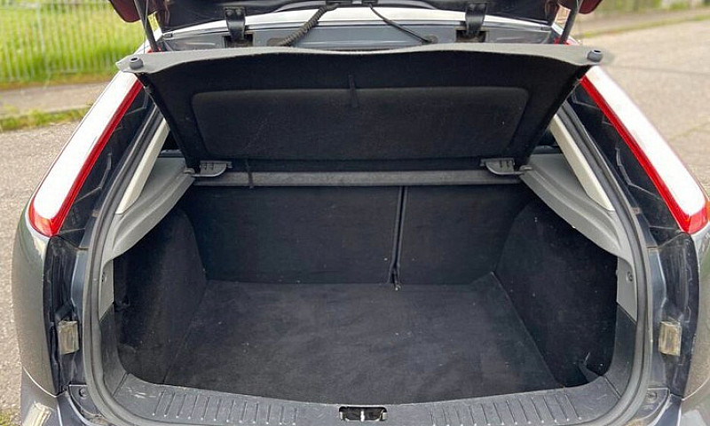 Ford Focus Zetec 1.8...