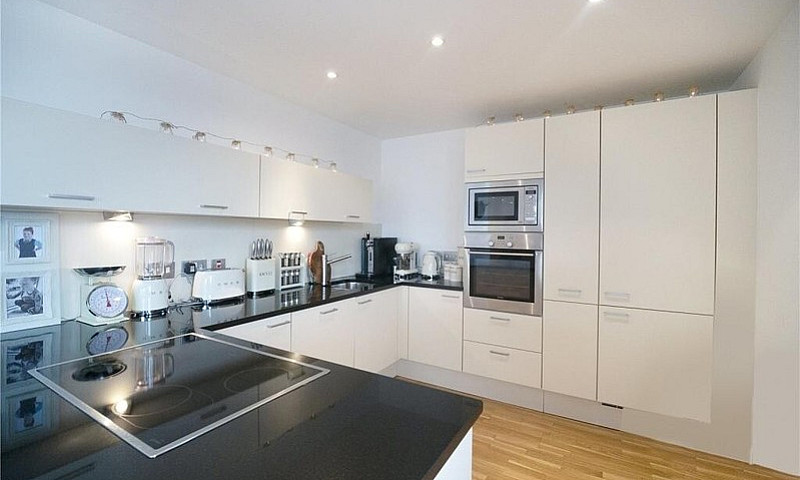 Spacious Flat For Re...