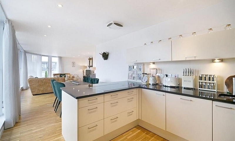 Spacious Flat For Re...