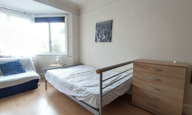 Beautiful Spacious F...