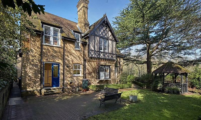 6 Bedroom House In P...