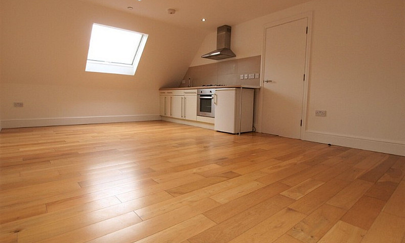 Large 3 Bed Flat In ...