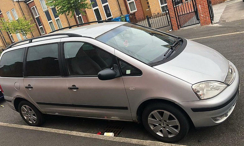 Silver Ford Galaxy 1...