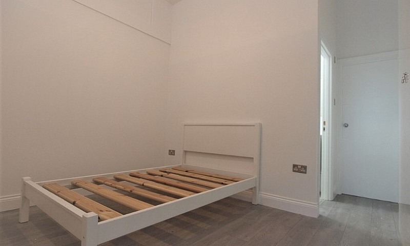 A Large Unique 1-Bed...
