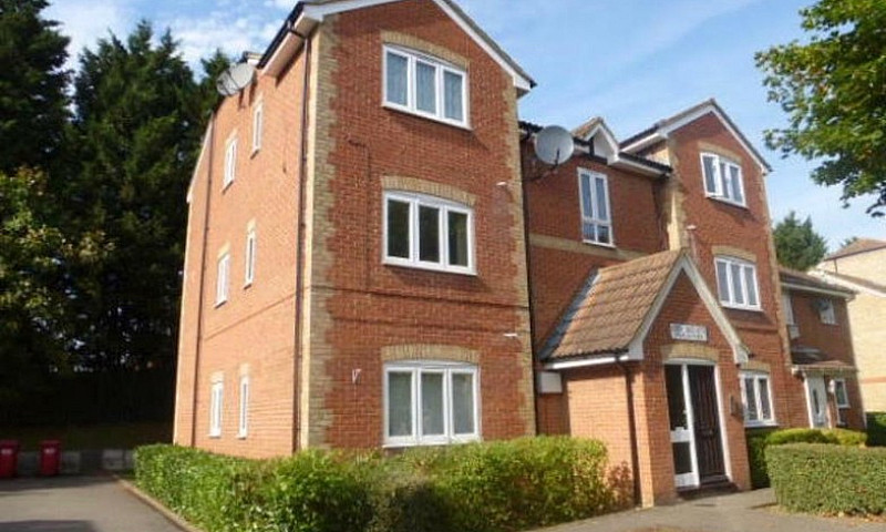2 Bedroom Flat In Ma...
