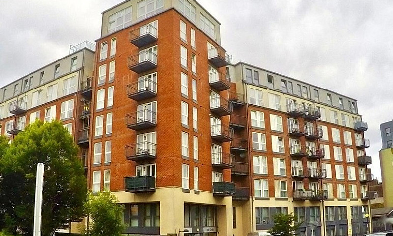 2 Bed Flat - Immacul...