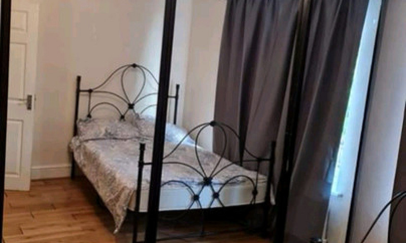Double Bedroom For R...