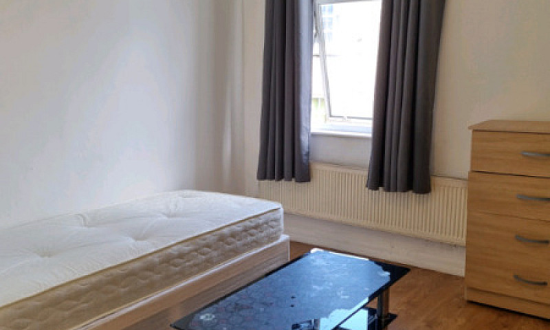 Studio Flat £1040  -...