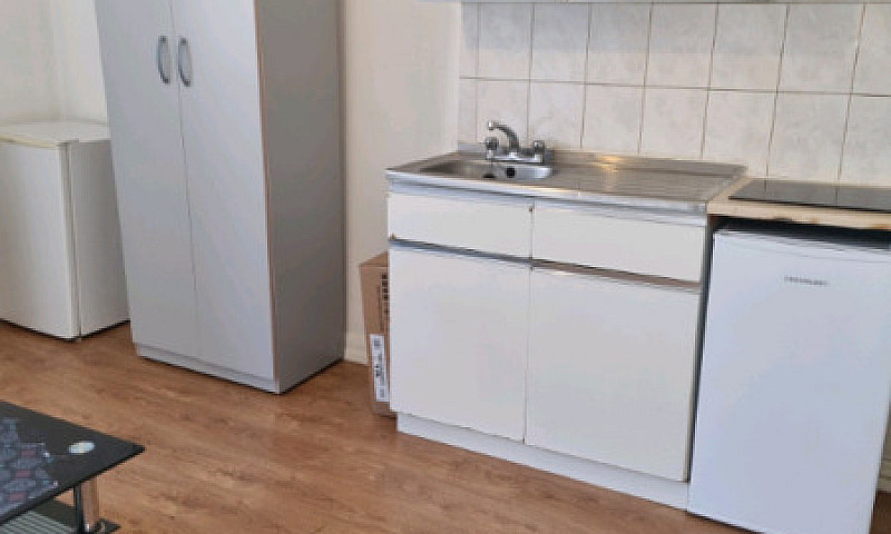 Studio Flat £1040  -...