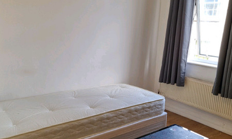 Studio Flat £1040  -...