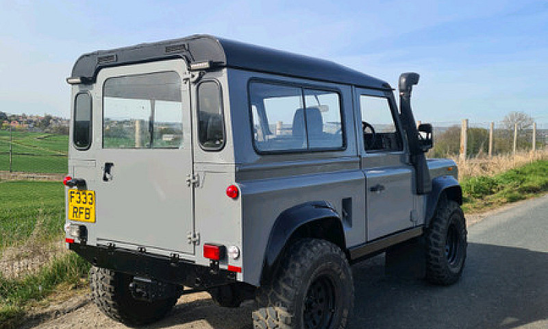 Land Rover Defender ...
