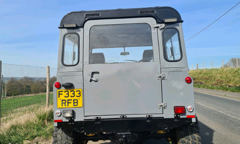 Land Rover Defender ...