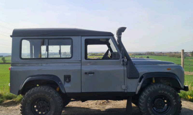 Land Rover Defender ...