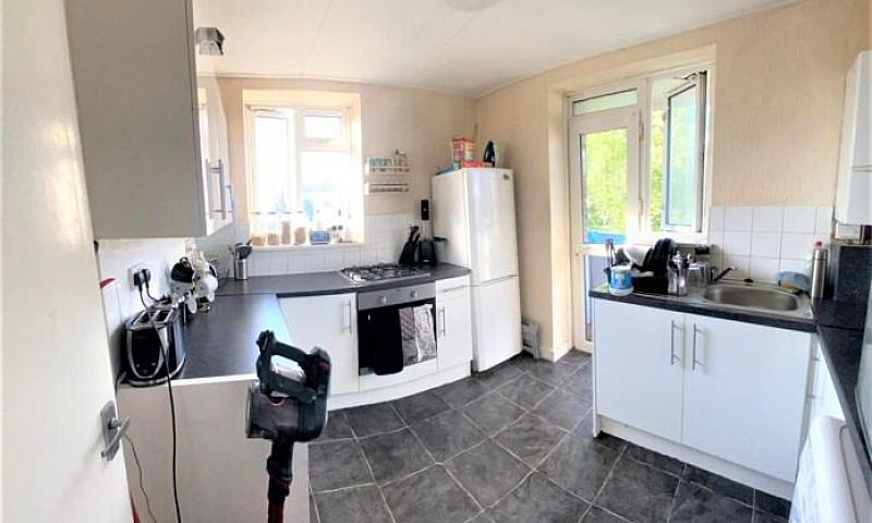 Large 1 Bed Flat In ...