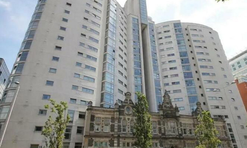 2 Bedroom Flat In Al...