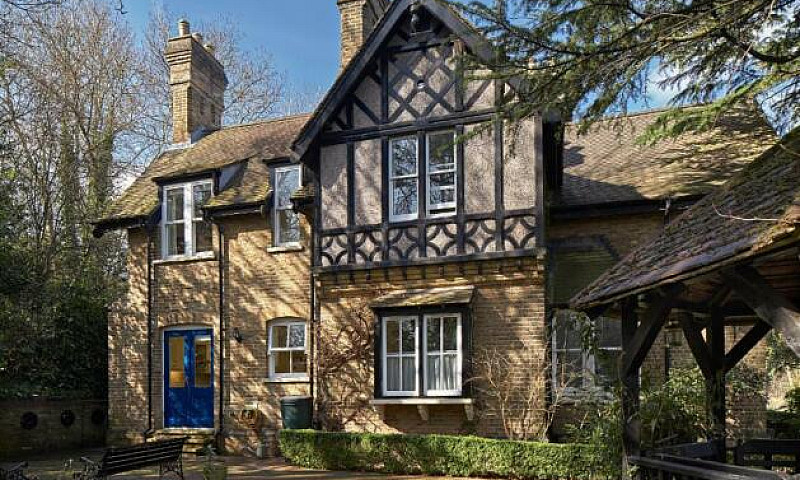 6 Bedroom House In P...